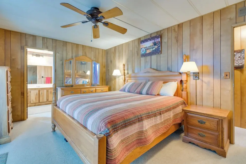 2 Mi to Lake Havasu: Pet-friendly Home w/ Grill!