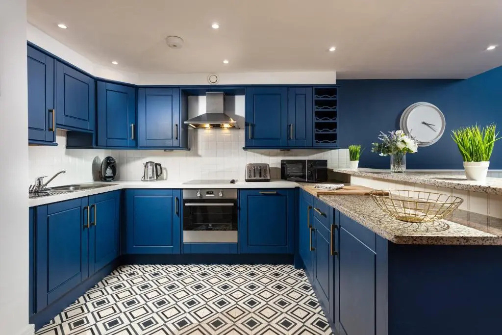 Duplex Central Plymouth Apartment - Private Parking - Sleeps 6 - By Habita Property