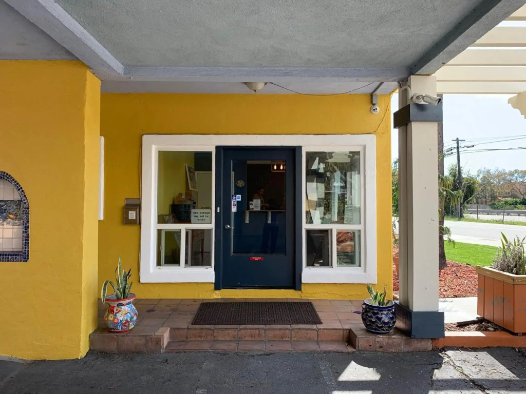 Sandyland Reef Inn