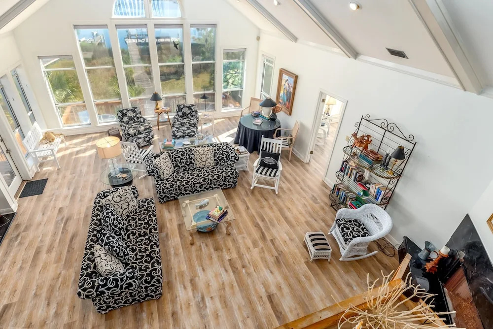 At Ease - 535 Barcelona 3 Bedroom Home by RedAwning