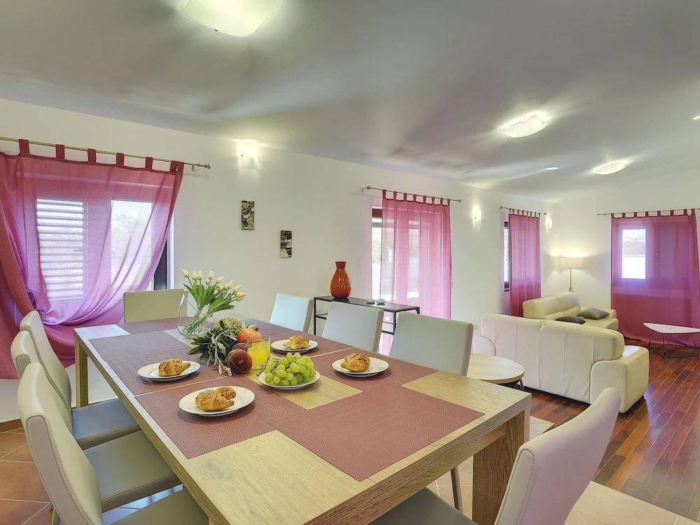 Villa in Pula with sea beach