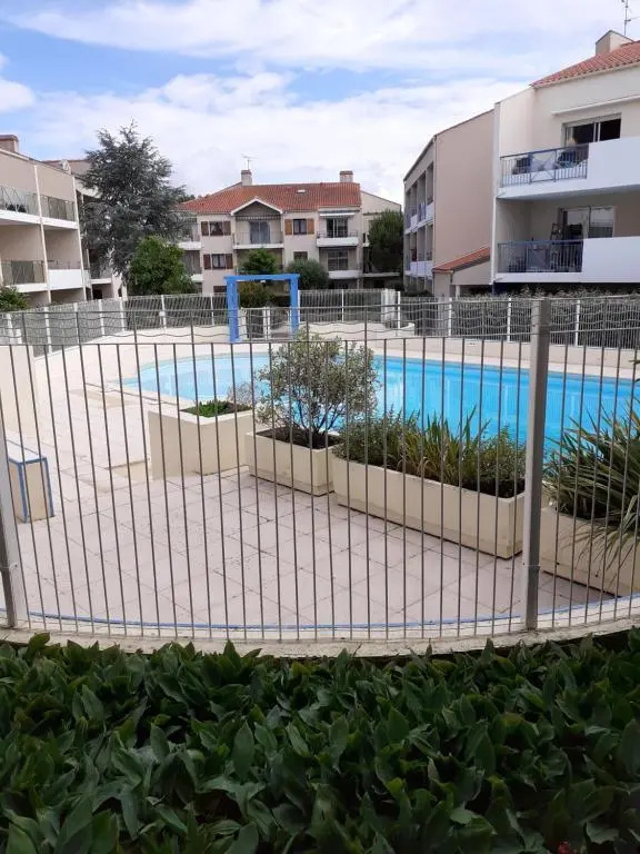 APPARTEMENT AU CALME AVEC PISCINE ET PARKING dans résidence securisée