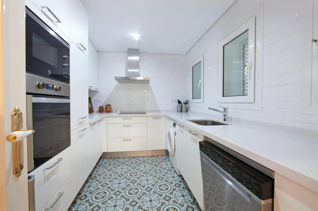 White Pearl Beach J4