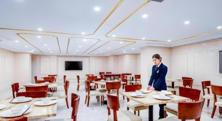 Vienna Hotel Shanghai Hongqiao National Exhibition Cente Sijing Metro Station