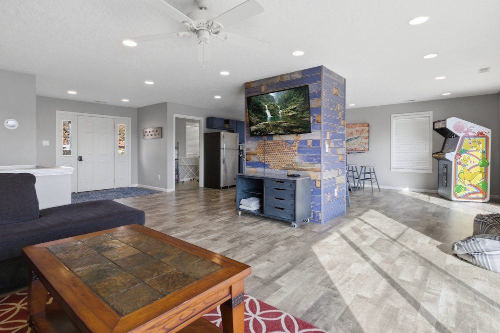 Family-friendly Lakefront Home Near Shorty Pants Bar 21 MM
