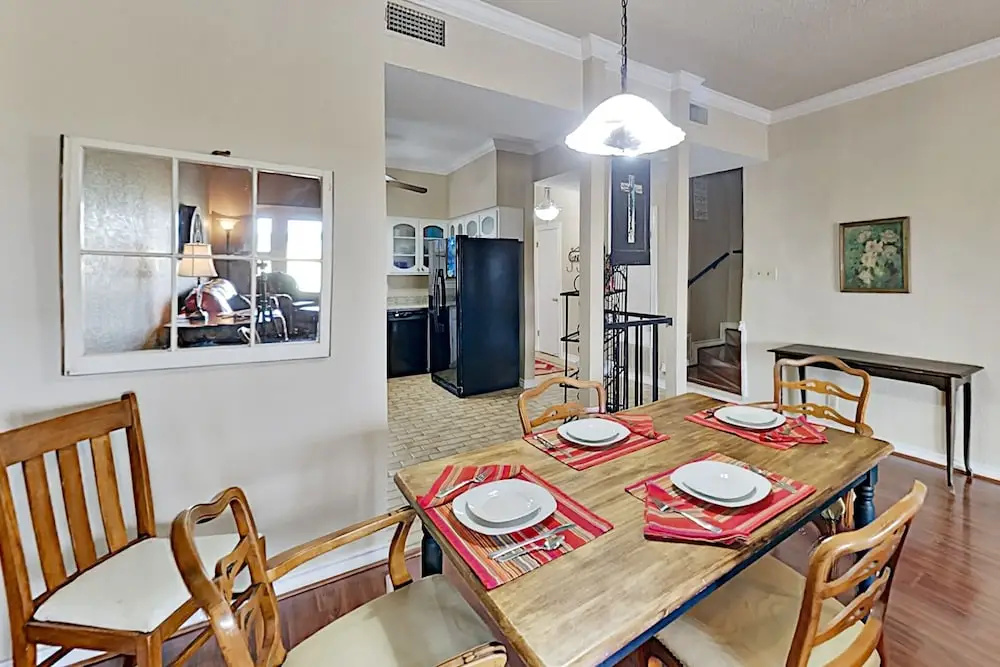 Lake-view All-suite - Near Marina & Dining 2 Bedroom Townhouse