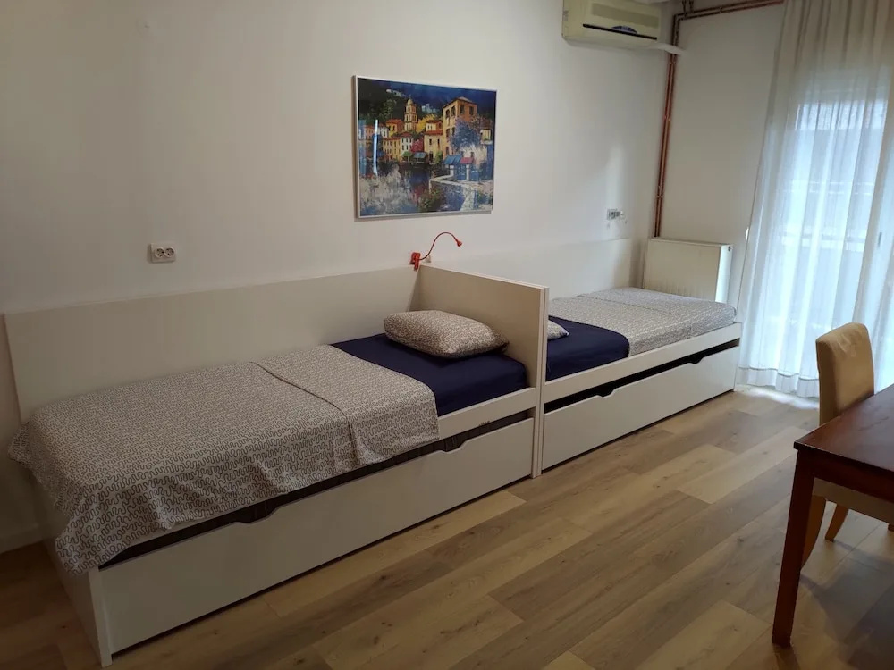Seafront Apartment - Sleeps 13 - Parking - Balcony