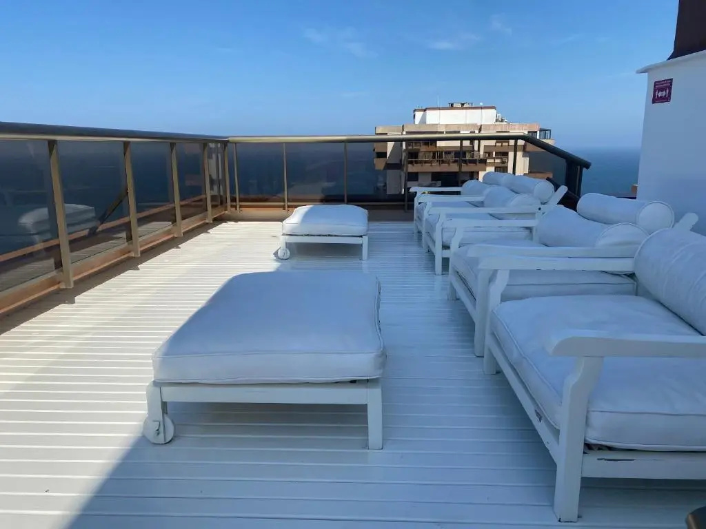 Apartamento em Condominio na Beira da Praia da Barra da Tijuca