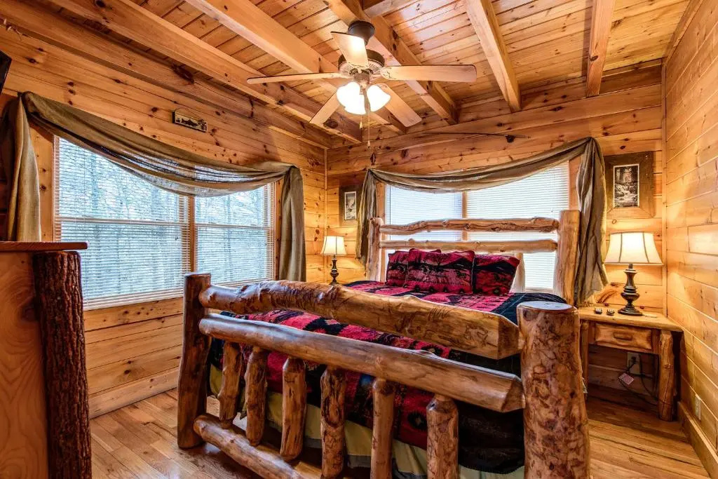 Secret Romance, 2 Bedrooms, Sleeps 8, Pool Table, Hot Tub, Arcade
