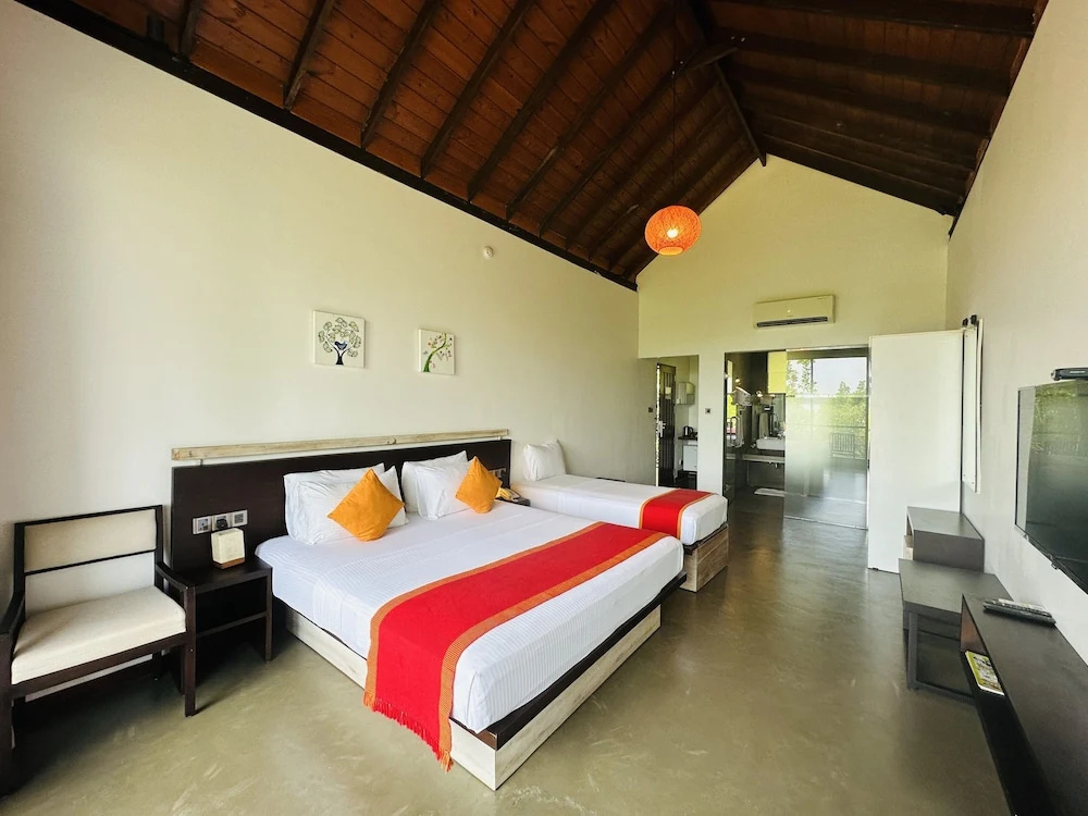 Chari Lake Hotel
