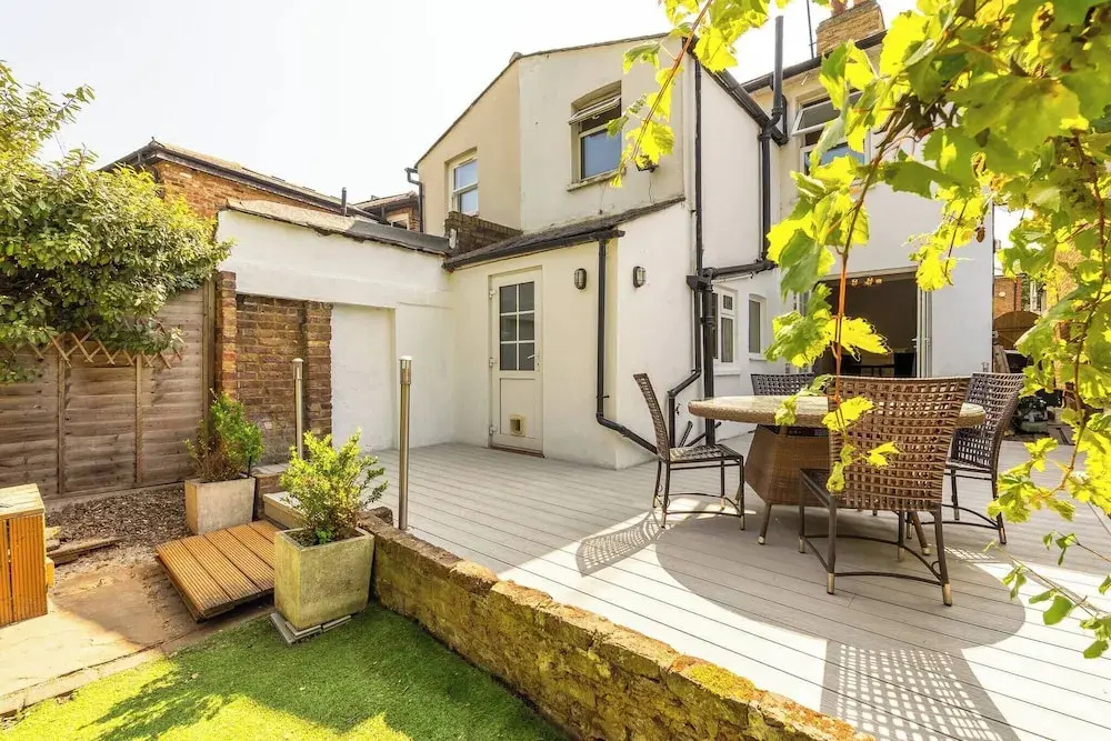 Elegant 3BR Victorian Retreat, Free Parking