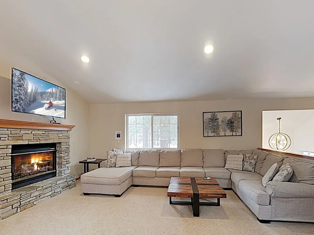 Peaceful W/ Private Hot Tub 5 Bedroom Home