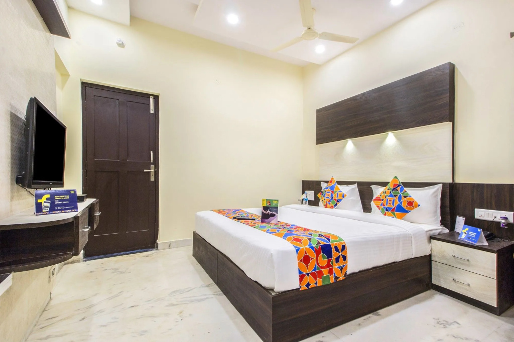 FabHotel Crown Suites - Nr Sony Signals