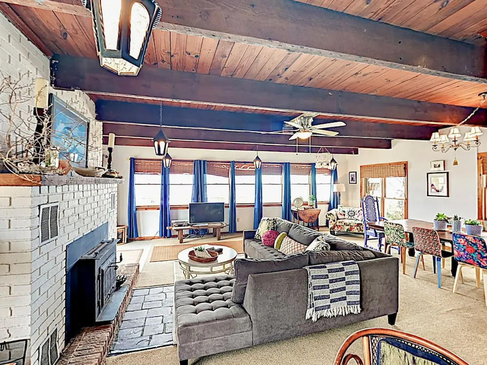 Beachfront Getaway W/ Huge Deck, Classic Interiors Home