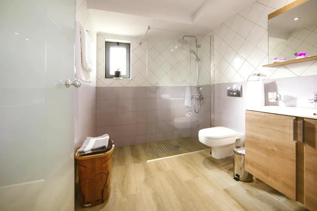 Semi-detached house, Lardos