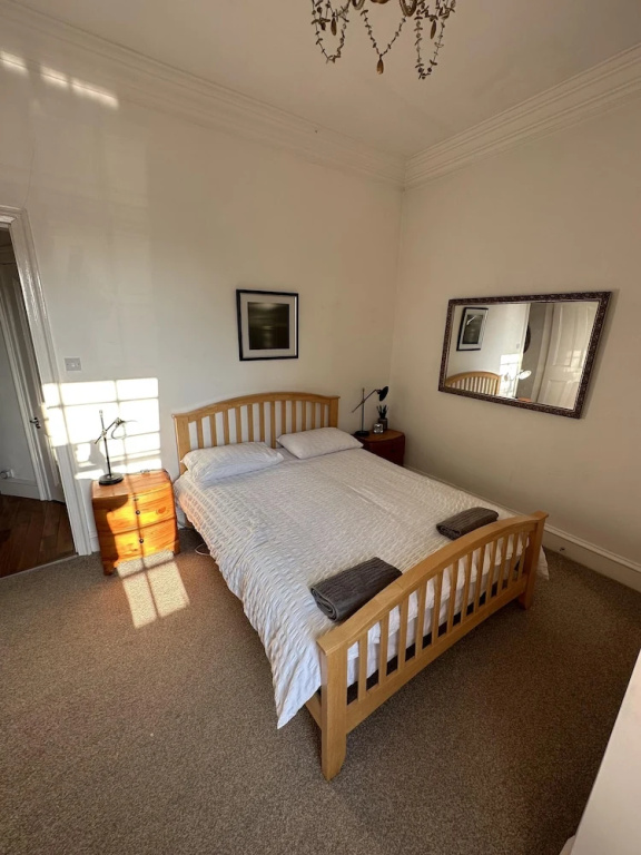 Charming 2-bedroom Apartment Located in Ayr