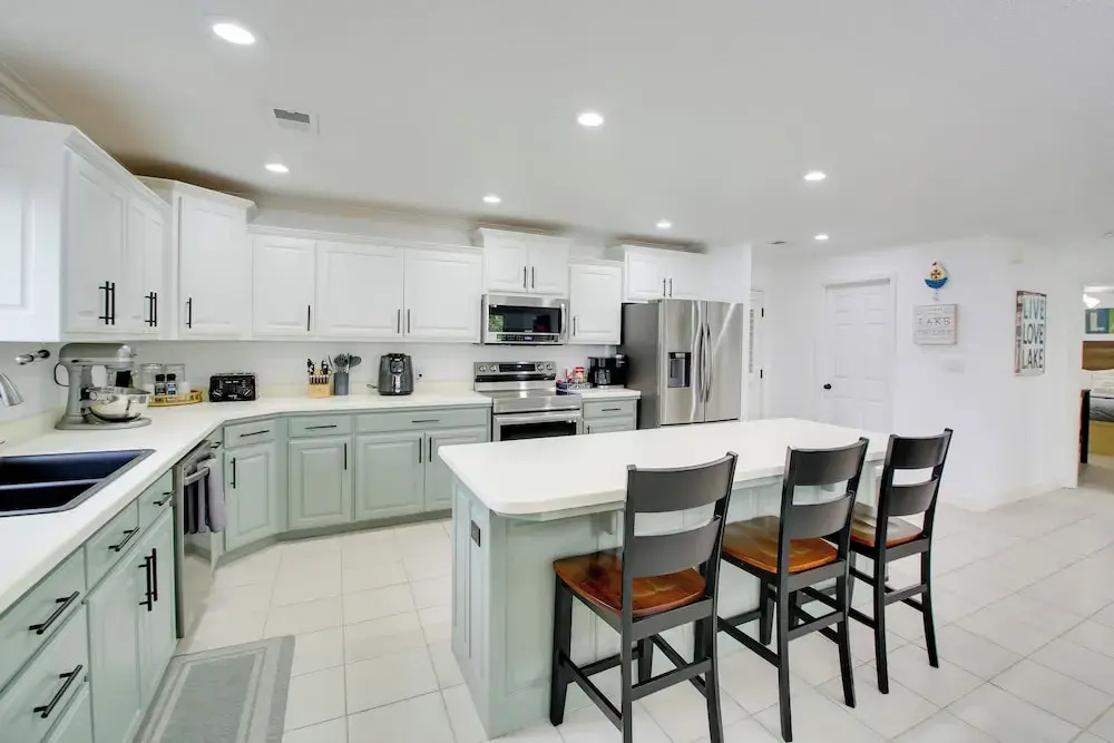 Lakefront Hot Springs Condo w/ Balcony & Fireplace