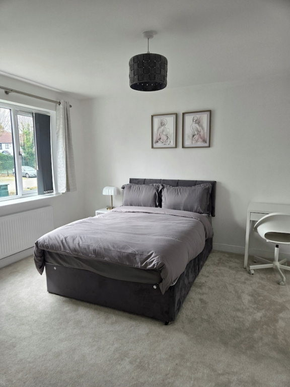 House Sleeps 2 With Garden and Parking