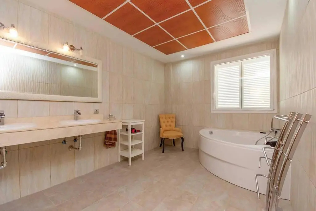 VILLA BLOSSOM in the beautiful area of Puerto Santiago Tenerife with 5 bedrooms for up to 10 guests private swimming pool and many other activities to entertain the family Secure parking for 2 cars and disabled access throughout