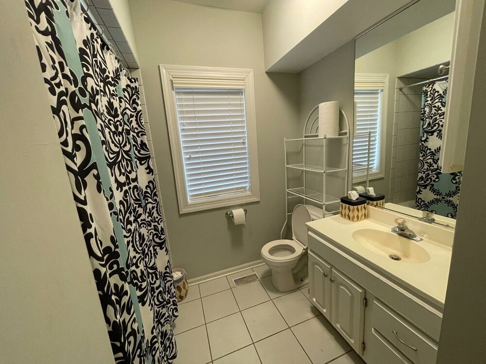 Feel At Home In Flo Bright Welcoming Private Room
