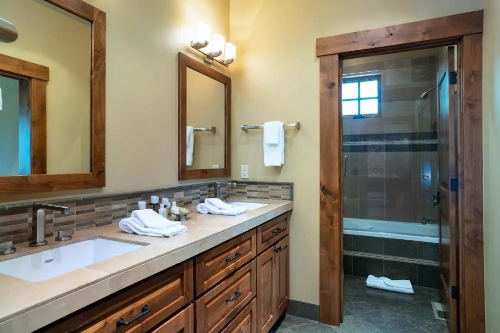 Luxury 4BD Residence on Old Greenwood Golf Course. Free Grocery Delivery
