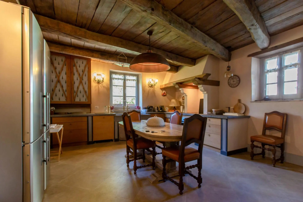From the moment you enter the gates of the majestic driveway to the villa until you arrive at this b-La Colonica