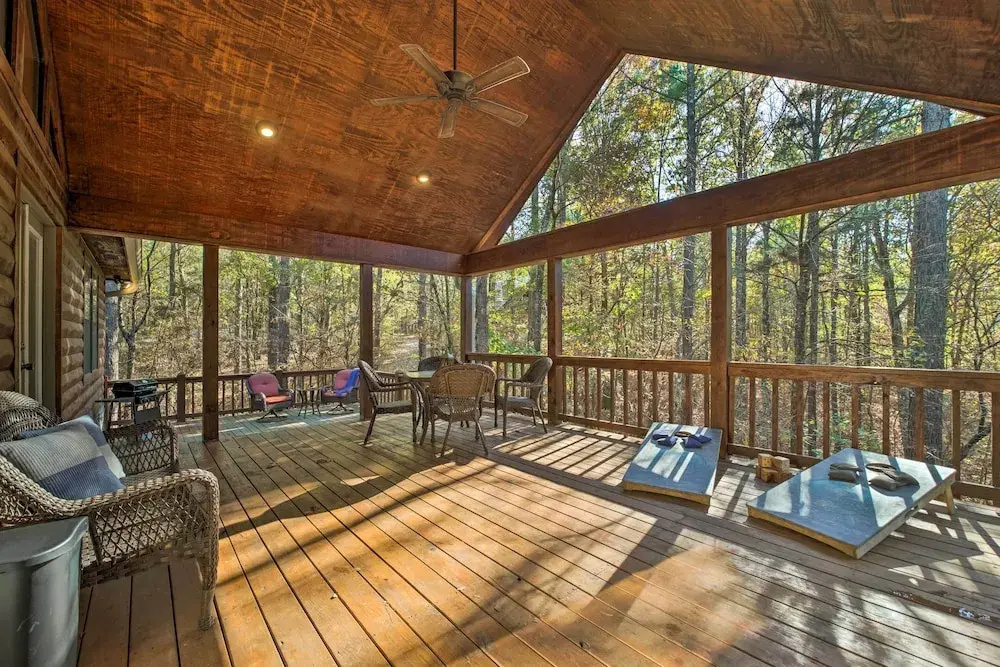 Broken Bow Cabin w/ Hot Tub ~ 6 Mi to Lake!