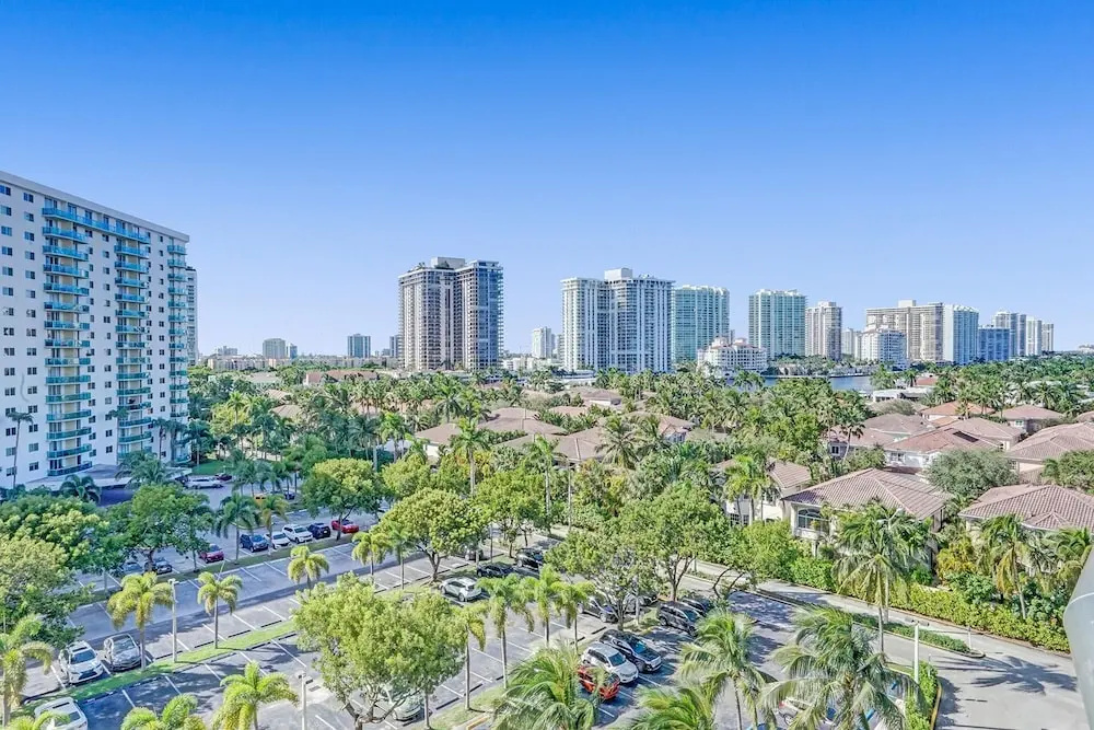 Sunny Isles 4 Bedrooms on the beach