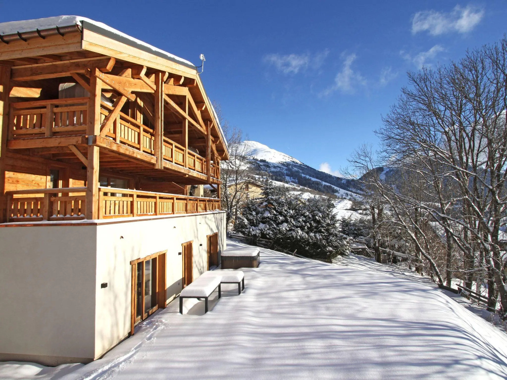 Luxury apartment with a hot tub in the heart of Huez Village