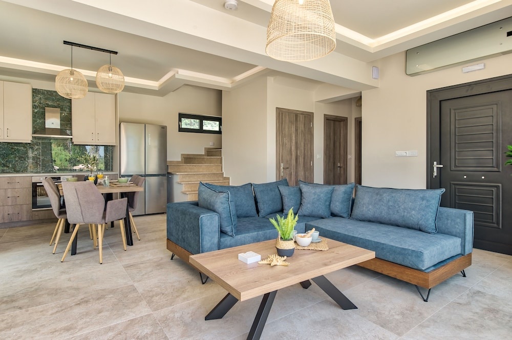 Delight Luxury Villa - Contemporary Elegance & Tranquility, by ZanteWize