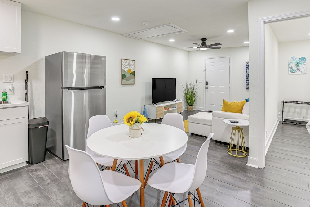 2 Mi to Galveston Beach: Apt w/ Shared Patio
