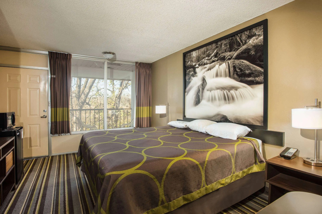 Super 8 by Wyndham Sevierville Riverside
