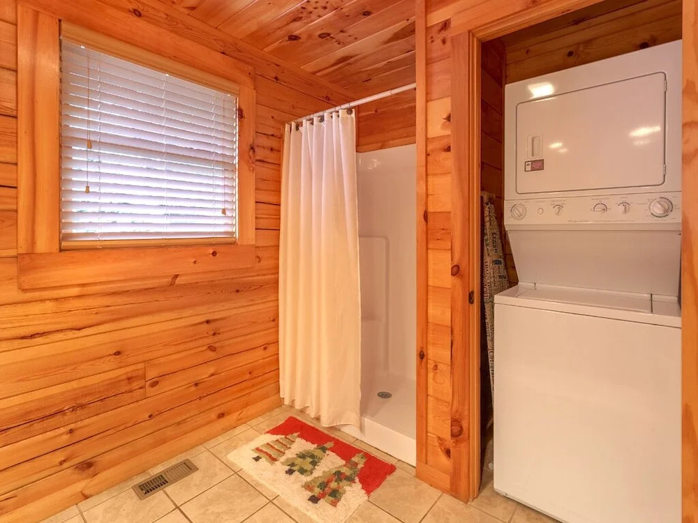 UnFirgettable 2 Bedroom Home with Hot Tub