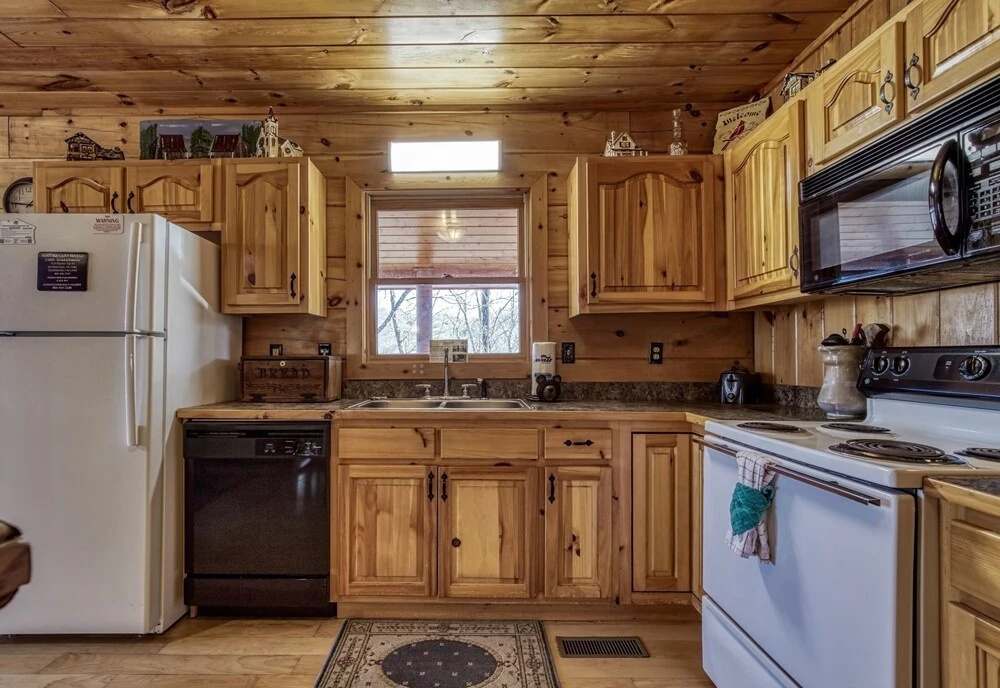 Secluded Hideaway 2 Bedroom Cabin by RedAwning