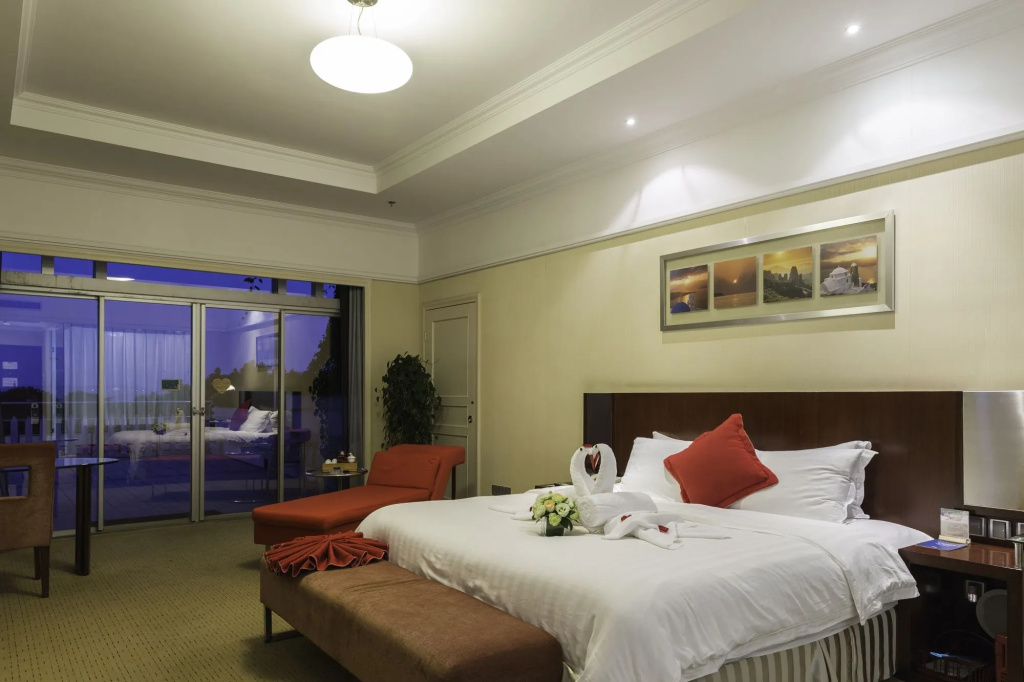 Yuehua Hotel Xiamen Seaside Hotel corridor leads to the stone exhibition hall