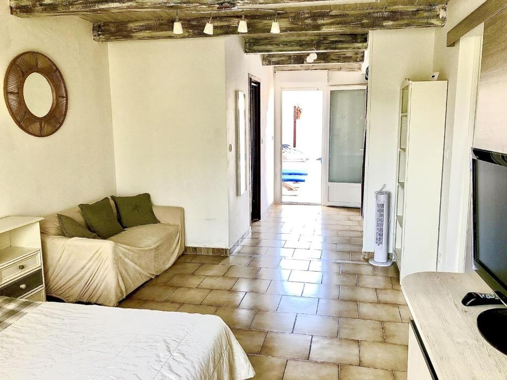 Villa de plein pied 120m2, climatisée, 3 chambres, piscine privée, la campagne aux portes de NARBONNE