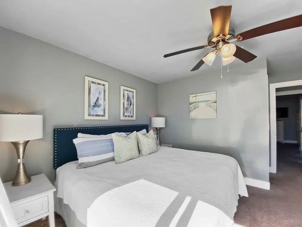 Shoreline Townhomes #10 - 2 Br townhouse by RedAwning