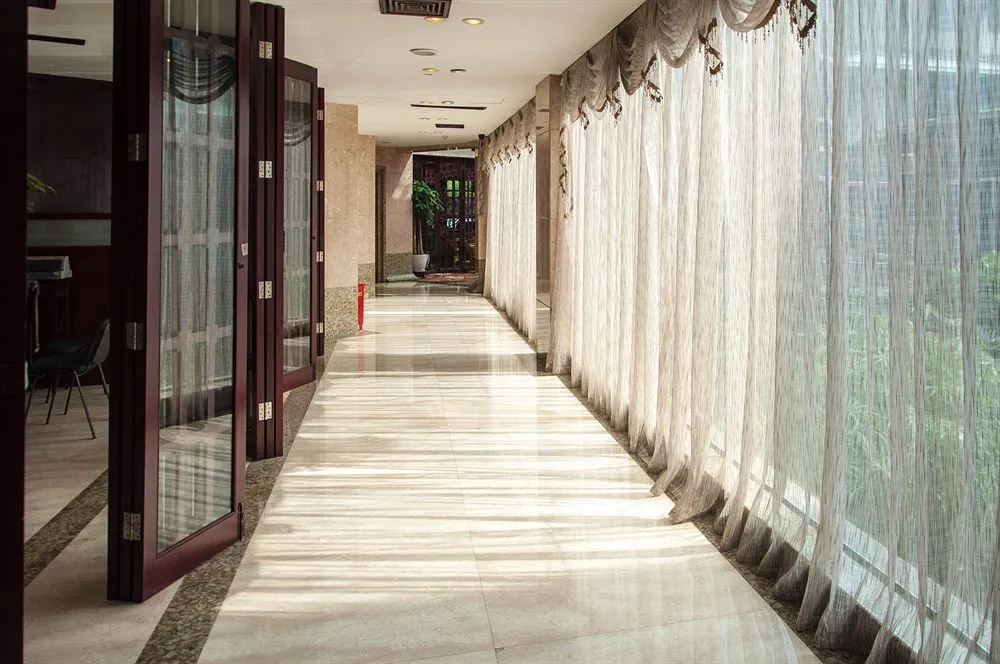 West Lake Hillview International