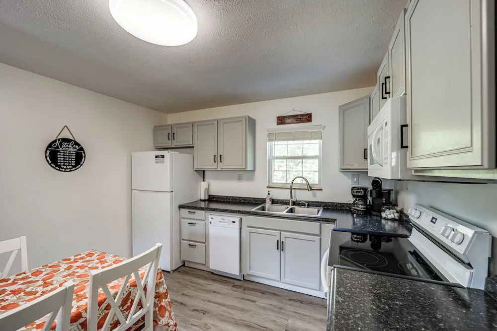 Walk to Main Street! Family Home in Williamstown