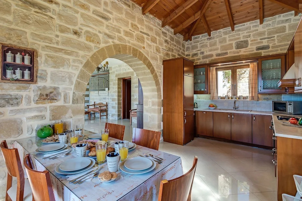 Hectoras Villa in Plaka BY APOKORONAS-VILLAS