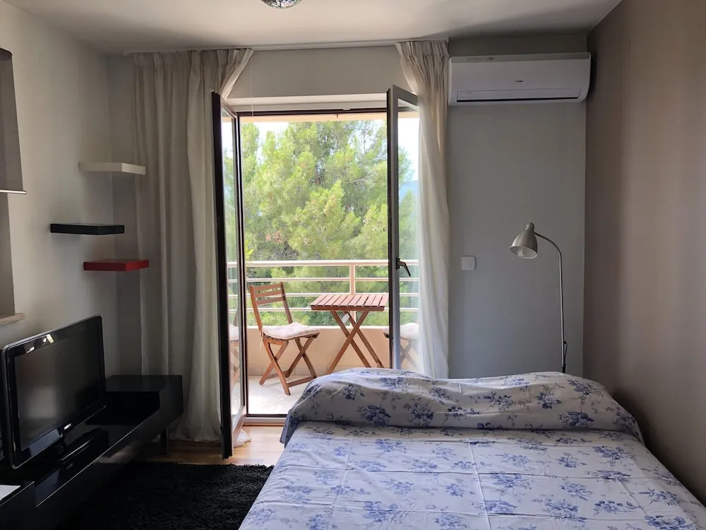 Gorgeous Biserka Apartment near the sea
