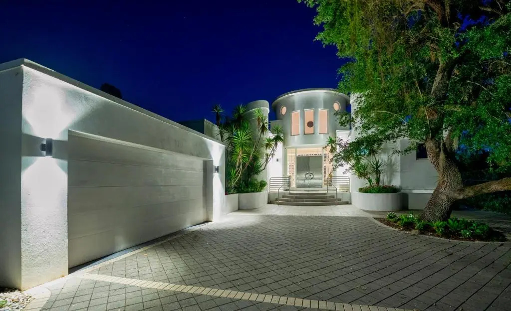 Luxury Villa 4 bed 4 bath on canal access to the Golf 40 min, beach 8 min away