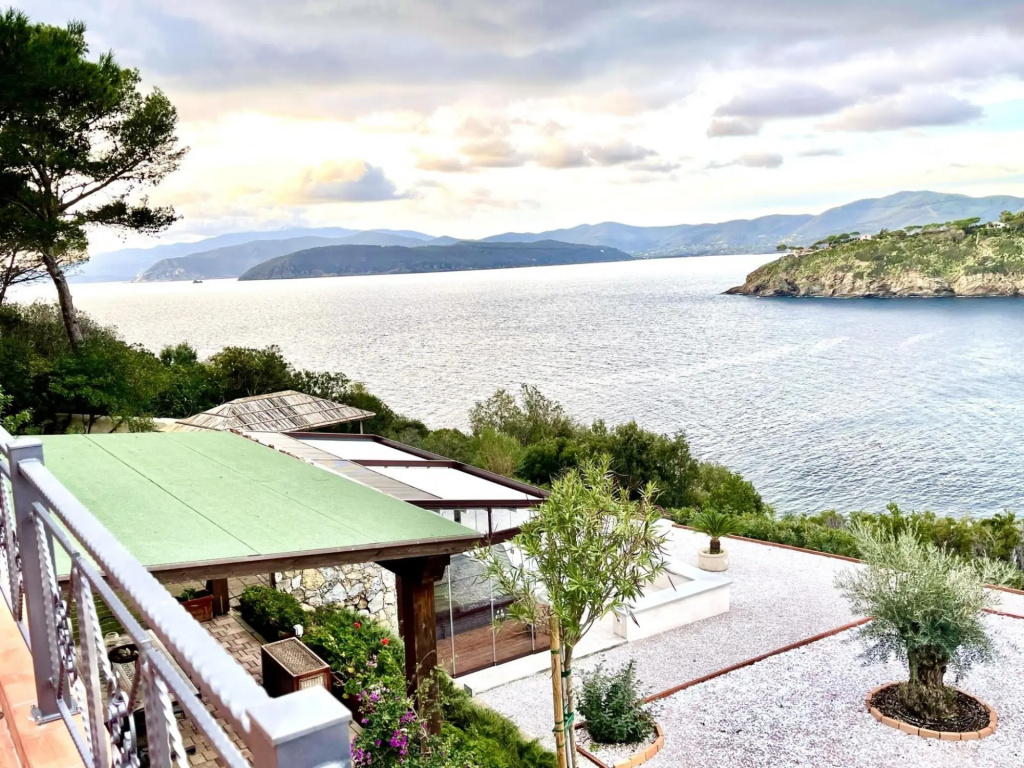 Villa in Posizione Panoramica-Villa Punta Pareti