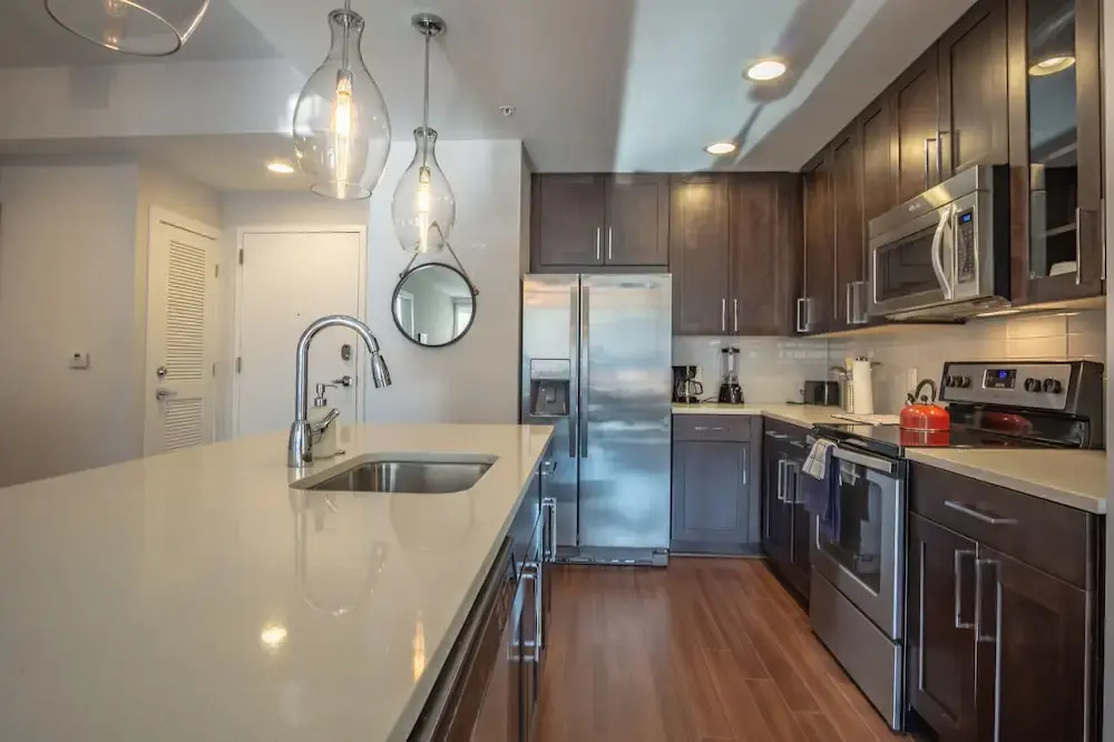 High Rise 2 Bedroom apartment in a Great location 2 Apts by RedAwning