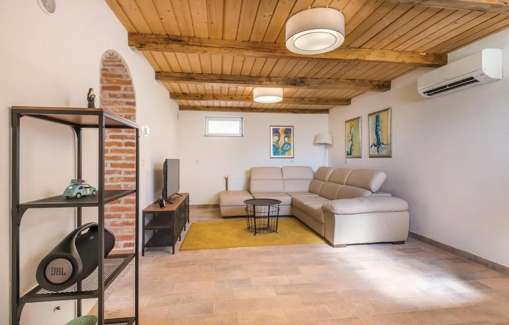Amazing Home in Zagreb With Outdoor Swimming Pool, Wifi and Outdoor Swimming Pool