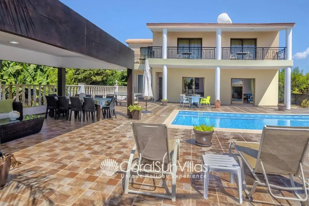 Impressive Villa Exclusive Sea Caves walk to taverns Sleeps 11 Ref 507