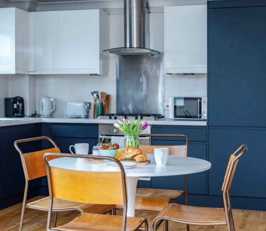 Modern Margate Apt 2BR En-suite Parking by Adliv