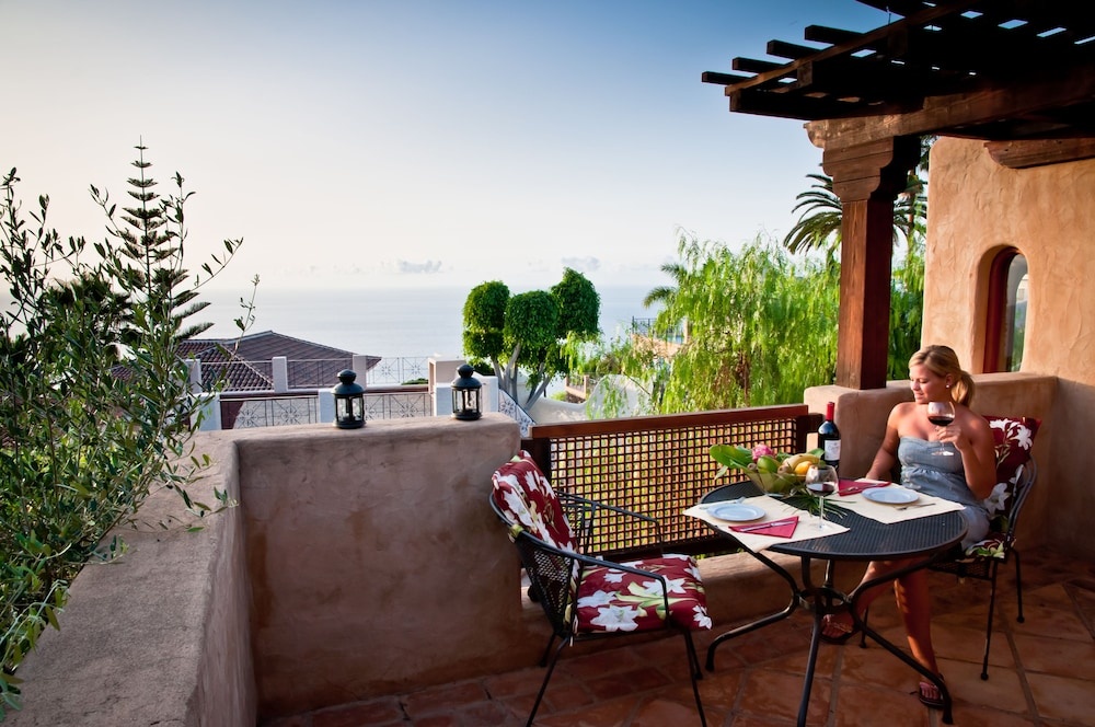 El Refugio Apartments & Villa