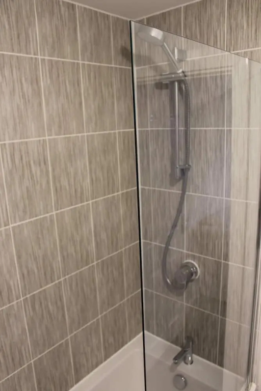 1-bed House - Sleeps 2 - Parking, Wifi