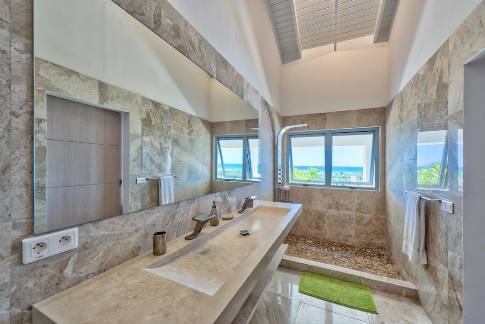 Swanky Caribbean Estate, Ocean Views, Heated Pool, AC, Free Wifi, Ping Pong, Pool Table
